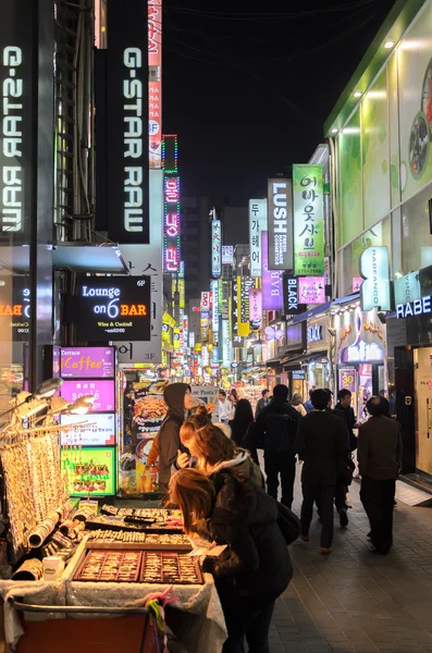 Seoul - 14 februari: myeong-dong neonlichten, 14 februari 2013 in Seoel, Zuid-korea. de locatie is de première van het district om te winkelen in de stad. — Stockfoto