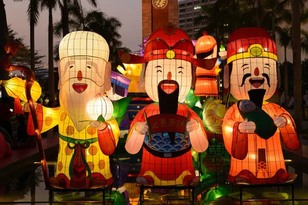 HONG KONG, CHINA - 23 DE FEBRERO: Linterna china se enciende para el Carnaval de Año Nuevo Lunar Chino 2013 en Tsim Sha Tsui el 23 de febrero de 2013 en Hong Kong, China . — Foto de Stock