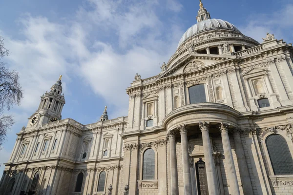 St. Paul Cathedral con giardino a Londra Inghilterra Regno Unito — Foto Stock