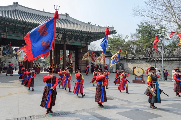 Seoul, Korea - mars 01: Beväpnade soldater i period kostym guard post grinden på Deoksugung-palatset, en turist landmärke, i Seoul, South Korea den 01 mars, 2013 — Stockfoto