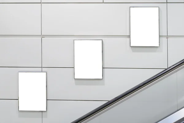 Cartelera en blanco de la orientación vertical / del retrato tres grandes con el fondo de escalera mecánica —  Fotos de Stock