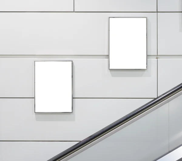 Cartelera en blanco grande de la orientación vertical / del retrato dos con el fondo de escalera mecánica — Foto de Stock