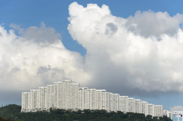 Edificio Gran Altura Tocando Cielo Sobre Edificio Nublado —  Fotos de Stock