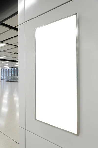 Um grande painel em branco de orientação vertical / retrato na parede branca — Fotografia de Stock