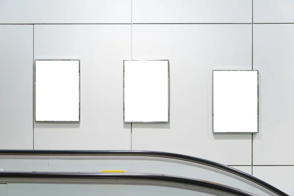 Cartelera en blanco de la orientación vertical / del retrato tres grandes con el fondo de escalera mecánica —  Fotos de Stock