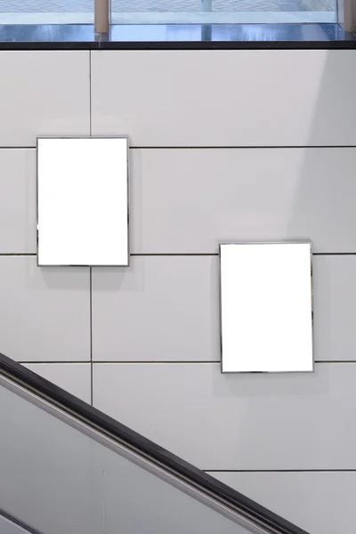 Cartelera en blanco grande de la orientación vertical / del retrato dos con el fondo de escalera mecánica —  Fotos de Stock