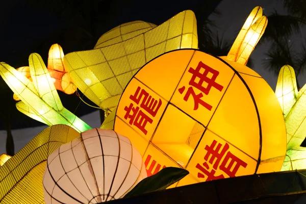 HONG KONG, CHINA - 23 DE FEBRERO: Linterna china se enciende para el Carnaval de Año Nuevo Lunar Chino 2013 en Tsim Sha Tsui el 23 de febrero de 2013 en Hong Kong, China . — Foto de Stock