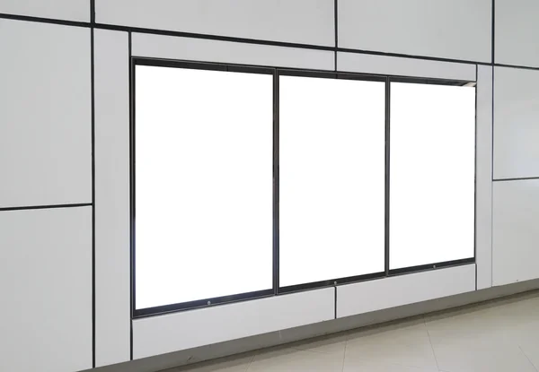 Три больших пустых билборда на белой стене — стоковое фото