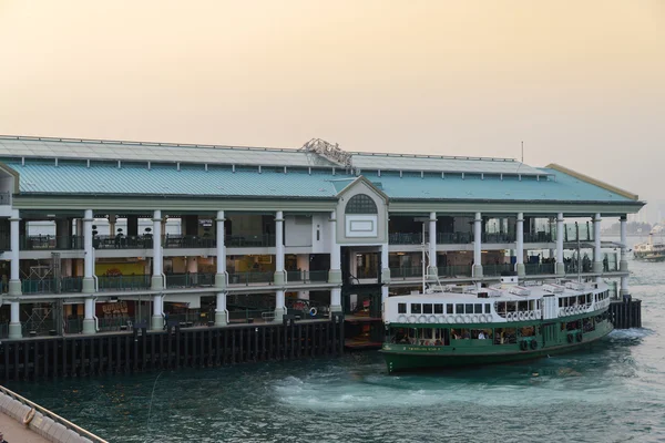 Hongkong-22 februari: Ferry "Day Star" aankomende Kowloon Pier op 22 februari 2012 in Hong Kong, China. Hong Kong Ferry is in bedrijf voor meer dan 120 jaar en is één van de belangrijkste toeristische attracties. — Stockfoto