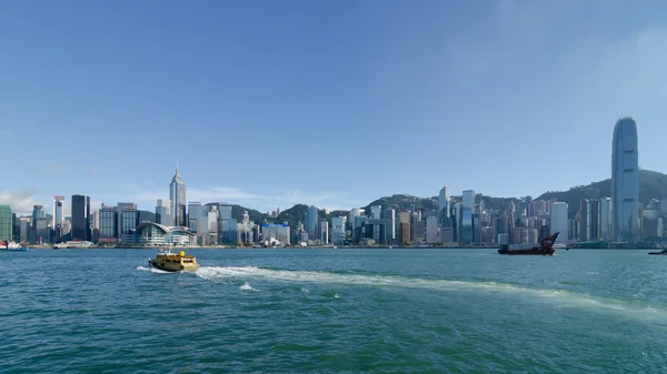 HONG KONG - 22 de mayo: Panorama de Hong Kong el 22 de mayo de 2012. Con una masa de tierra de 1.104 km y una población de 7 millones de personas, Hong Kong es una de las zonas más densamente pobladas del mundo. — Foto de Stock