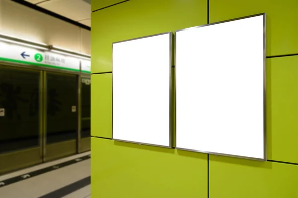 Dois grandes outdoors em branco de orientação vertical / retrato na parede amarela com fundo de plataforma de trem — Fotografia de Stock