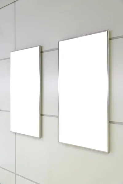 Дві великі вертикальні / портретні орієнтації порожній рекламний щит на білій стіні — стокове фото