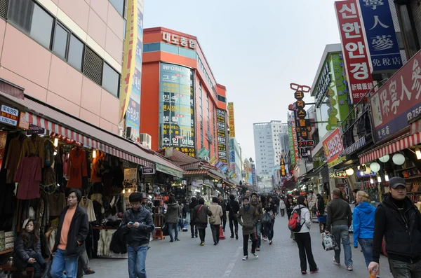 Seoul - 23 April: De mening van de straat van Nam Dae Mun markt, menigte aanwezig, op 23 April 2013, Seoel, Zuid-Korea. Dit is de oudste, dateert uit 1414 en grootste traditionele markt in Zuid-Korea. — Stockfoto