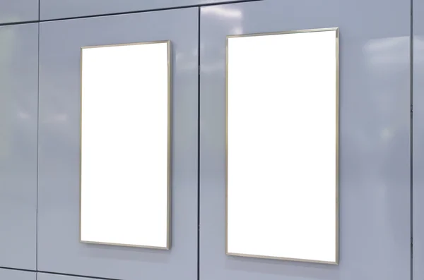 Dois grandes verticais / orientação retrato outdoor em branco na parede azul moderna — Fotografia de Stock