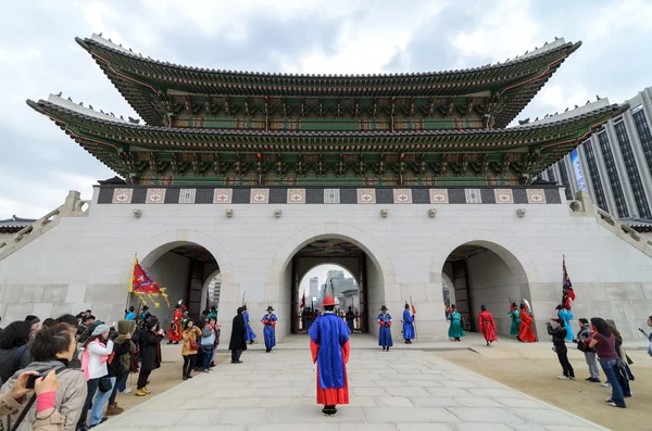 SEÚL - 14 DE FEBRERO: Guardias en la Puerta de Gwanghwamun, la entrada del Palacio Gyeongbokgung 14 de abril de 2012 en Seúl, ROK. Guardias han sido colocados en el palacio, una vez hogar del rey, desde el 14 C . —  Fotos de Stock