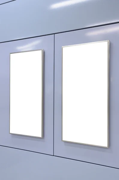 Två stora vertikala/porträtt orientering blank skylt på modern Blue Wall — Stockfoto