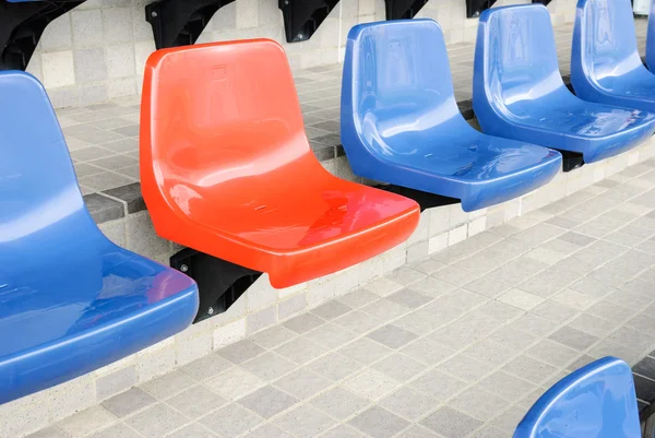 Rote Und Blaue Plastikstühle Stadion — Stockfoto