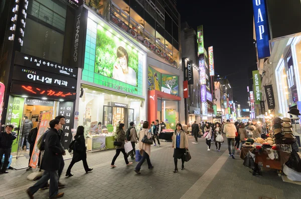 Seoul - 14 februari: myeong-dong neonlichten, 14 februari 2013 in Seoel, Zuid-korea. de locatie is de première van het district om te winkelen in de stad. — Stockfoto