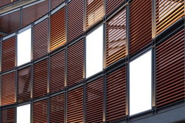 Modern kahverengi duvarda üç büyük dikey / portre yönelimi boş billboard