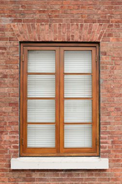kahverengi ahşap pencere tuğla duvar