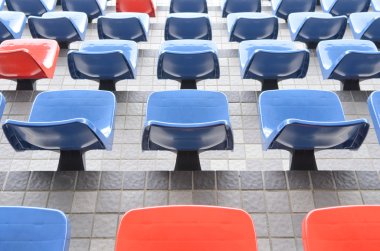 Plastik kırmızı ve mavi yeni sandalye Stadyumu