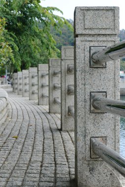 Taş çit yol boyunca