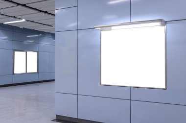 İki büyük dikey / portre yönelimi, koridor arka plan ile modern mavi duvar üzerinde bir büyük yatay / yatay yönelimboş billboard