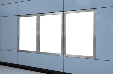 Üç büyük dikey / dikey yönde boş billboard modern mavi duvar
