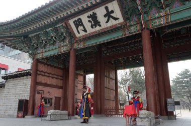 Seoul, Kore - 01 Mart: Silahlı askerler dönem kostüm Muhafız Deoksugung Sarayı, bir turist dönüm noktası, içinde Seoul, Güney Kore 01 Mart 2013 tarihinde giriş kapısında