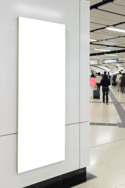 Metro yolcu salonu ve yolcu arka plan ile modern beyaz duvar üzerinde büyük bir dikey / portre yönelimi boş billboard