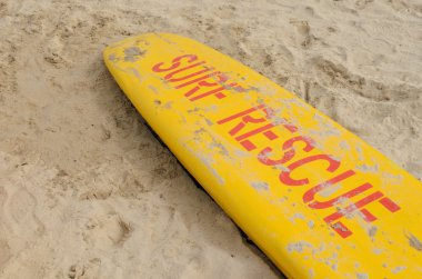 plajda cankurtaran sörf tahtası