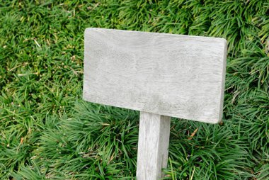 çimenlerin üzerinde ahşap tabela