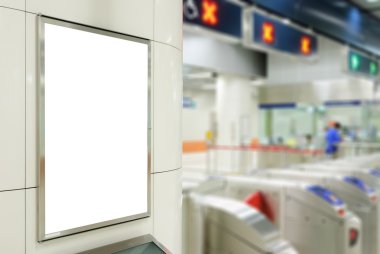 Bir büyük dikey / dikey yönde boş giriş tren istasyonu arka plan ile modern beyaz duvar üzerinde billboard