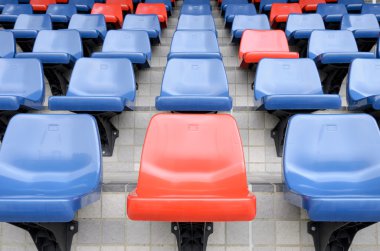 Plastik kırmızı ve mavi yeni sandalye Stadyumu