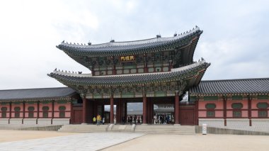Seoul - 14 Şubat: Muhafızlar Gwanghwamun kapısında, Gyeongbokgung Sarayı 14 Nisan 2012 Seul, Rok giriş. Muhafızlar 14 C beri sarayda bir kez Kral, ev yer var.