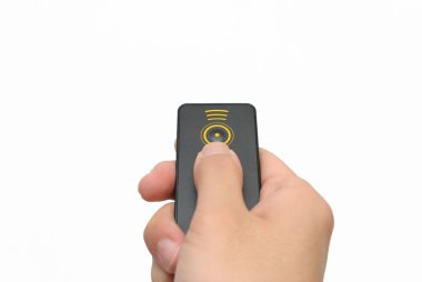 Sağ el beyaz arka planı uzaktan kullanarak
