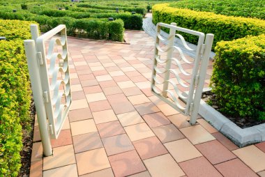 Giriş kapısı açık Bahçe