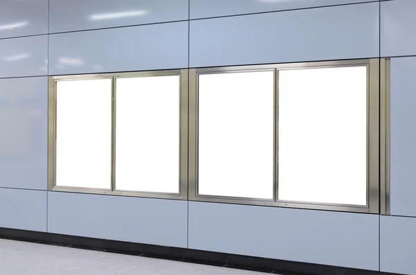 Quatro grandes verticais / orientação retrato outdoor em branco na parede azul moderna — Fotografia de Stock