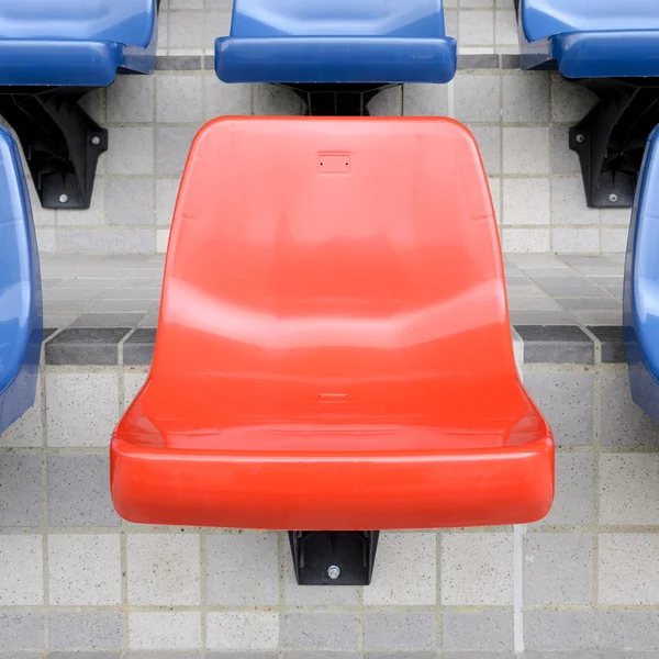 塑料的红色和蓝色新椅子在体育场 — 图库照片