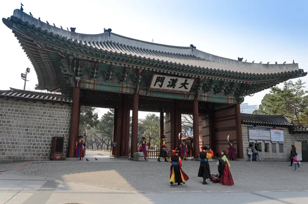 SEOUL, KOREA - March 01: Armed soldiers in period costume guard the entry gate at Deoksugung Palace, a tourist landmark, in Seoul, South Korea on March 01, 2013 — Stock Photo, Image