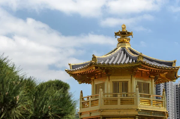 Le pavillon oriental en or d'une perfection absolue dans le jardin de Nan Lian, Nunnery de Chi Lin, Hong Kong — Photo