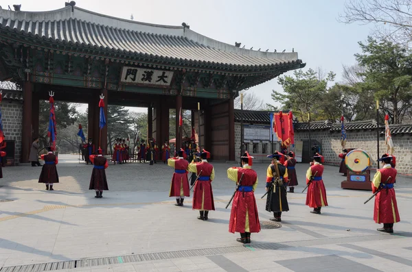 Seoul, Korea - 01 marca: Uzbrojonych żołnierzy z okresu strażnik bramy wejścia w Deoksugung Palace, punkt orientacyjny turystycznych, w Seul, South Korea na 01 marca 2013 — Zdjęcie stockowe