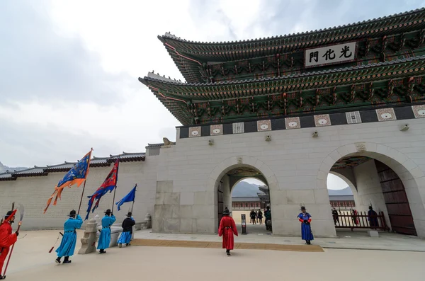 SEOUL - FEVEREIRO 14: Guardas no Portão de Gwanghwamun, a entrada do Palácio Gyeongbokgung 14 de abril de 2012 em Seul, ROK. Guardas foram colocados no palácio, uma vez casa do rei, desde o 14o C . — Fotografia de Stock