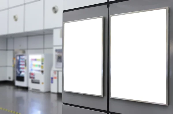 Дві великі вертикальні / портретні орієнтації порожній рекламний щит на сучасній сірій стіні з торговим автоматом фону — стокове фото