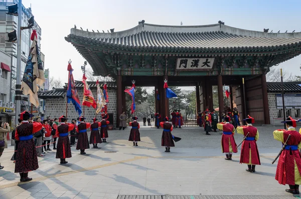 Seoul, Korea - 01 marca: Uzbrojonych żołnierzy z okresu strażnik bramy wejścia w Deoksugung Palace, punkt orientacyjny turystycznych, w Seul, South Korea na 01 marca 2013 — Zdjęcie stockowe
