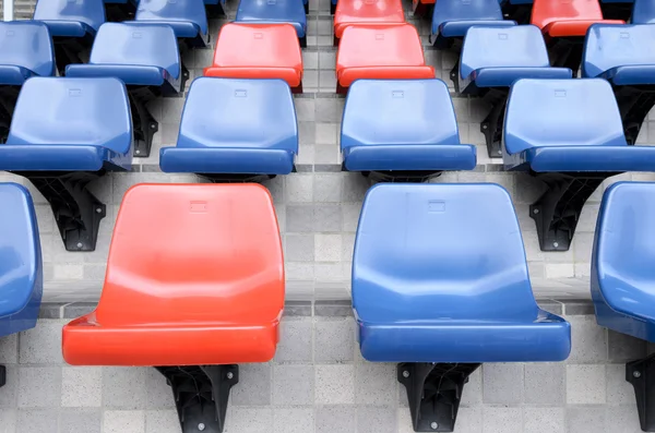 Πλαστικά Κόκκινο Και Μπλε Νέες Καρέκλες Στο Στάδιο — Φωτογραφία Αρχείου