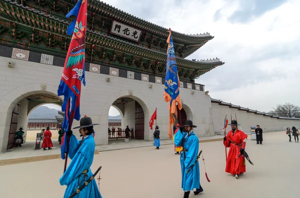 SEOUL - FEVEREIRO 14: Guardas no Portão de Gwanghwamun, a entrada do Palácio Gyeongbokgung 14 de abril de 2012 em Seul, ROK. Guardas foram colocados no palácio, uma vez casa do rei, desde o 14o C . — Fotografia de Stock