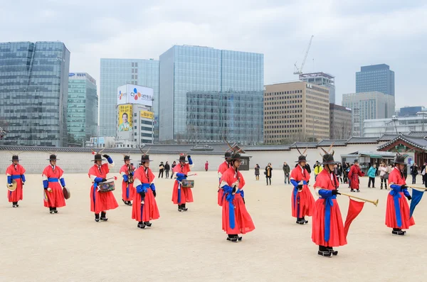 SEÚL - 14 DE FEBRERO: Guardias en la Puerta de Gwanghwamun, la entrada del Palacio Gyeongbokgung 14 de abril de 2012 en Seúl, ROK. Guardias han sido colocados en el palacio, una vez hogar del rey, desde el 14 C . — Foto de Stock