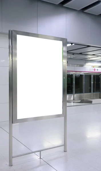 一个大垂直 / 纵向方向空白广告牌与火车平台背景 — 图库照片