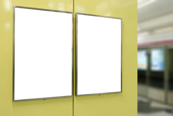 Cartelera en blanco grande de la orientación vertical / del retrato dos en la pared amarilla moderna con el fondo de la plataforma —  Fotos de Stock